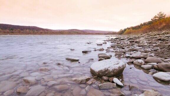 山河静态拍摄的潺潺小溪与巨石
