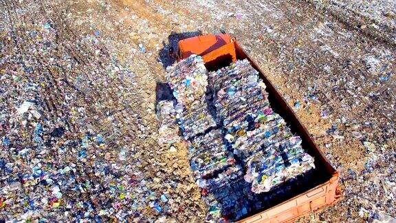 在垃圾填埋场、垃圾场卸载垃圾的卡车鸟瞰图