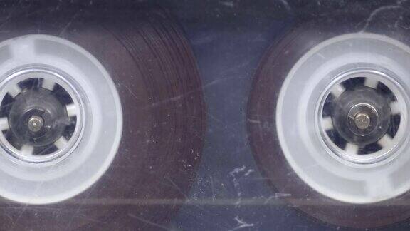 老式磁带在磁带录音机旋转