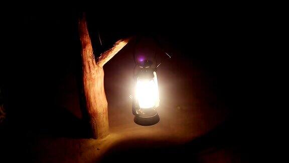 晚上的电灯泡