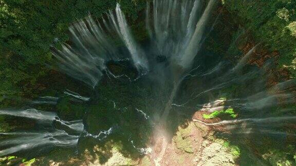Tumpaksewu彩虹瀑布空中风景拍摄印度尼西亚