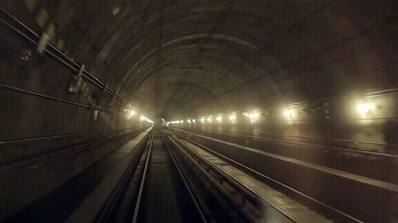 从地铁车厢拍摄地铁隧道