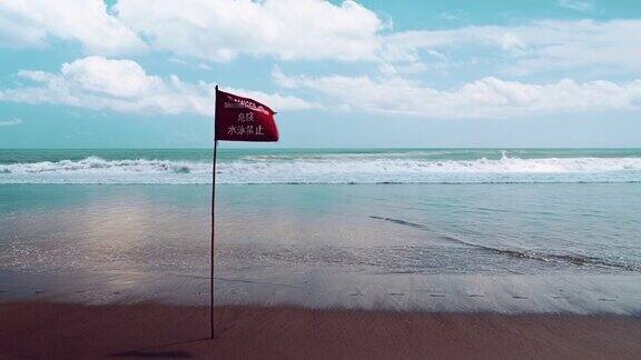 海滩上有红旗