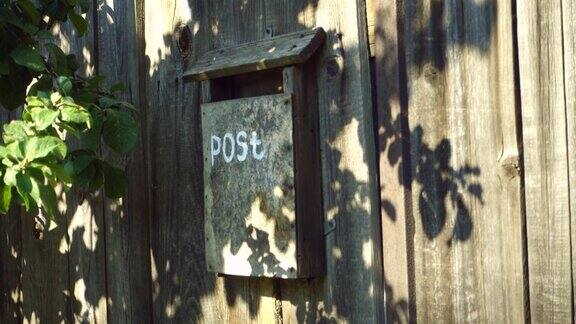 一个旧的乡村栅栏上的木制信箱