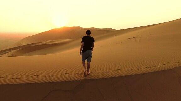 在黎明时爬过沙丘