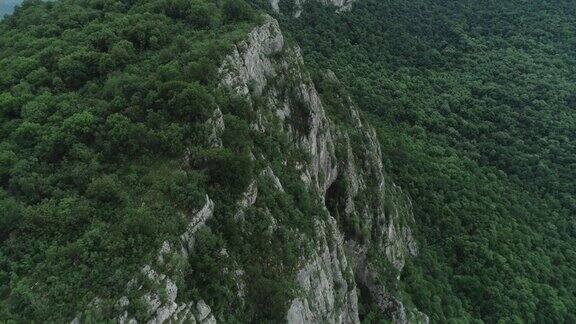 空中拍摄的山悬崖在4k在60fps原始股票视频