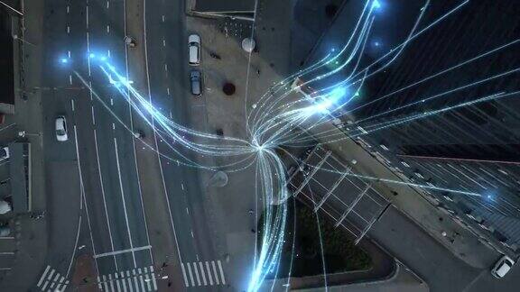 大城市商人使用智能手机站在拥挤的街道上从手机飞向全球数字网络的信息线路的电子商务可视化从上到下缩小无人机拍摄