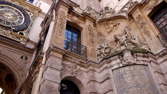 法国诺曼底鲁昂的历史时钟和雕塑