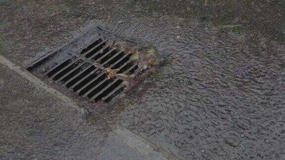 暴雨下水道暴雨慢镜头