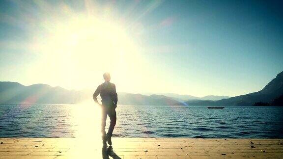 在湖里看日落的人