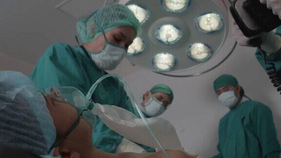 医生使用除颤器治疗病人