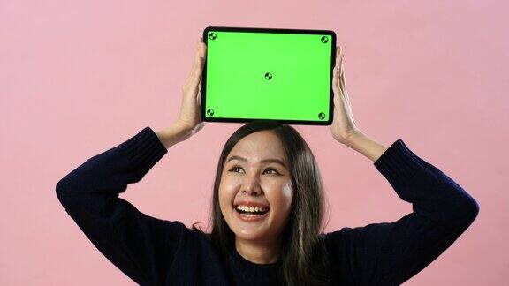 一位女士正在展示绿色屏幕的电子平板电脑