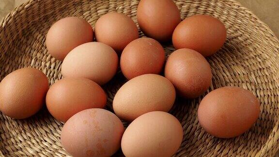 棕色的鸡蛋在篮子里饮食产品有机新鲜的鸡蛋