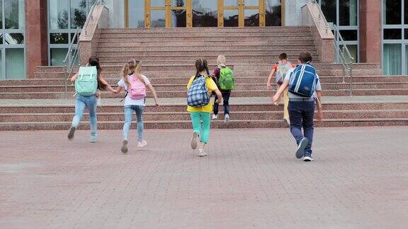背着书包的小学生跑向教学楼