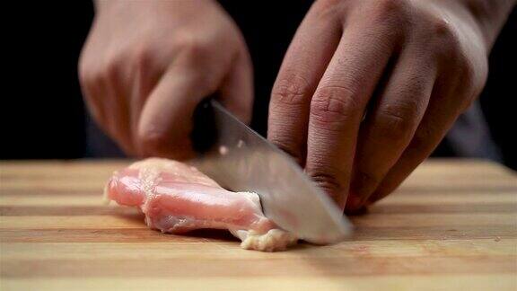生鲜鸡翅的切割和制作形状的鸡肉棒棒糖由厨师