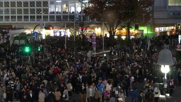 日本涩谷区表参道大街上拥挤的人群