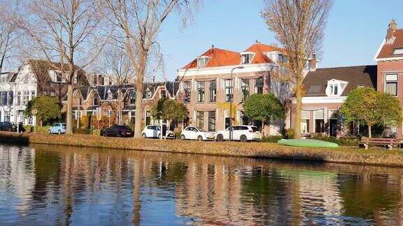 荷兰南部省份代尔夫特的运河和城市景色在秋天晴朗的一天