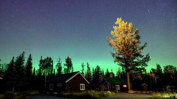 北极光加拿大贾斯帕国家公园木屋上的北极光