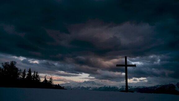 时间从白天流逝到黑夜在雪地里穿过冬天的木制宗教十字架莱斯昴宿星团瑞士