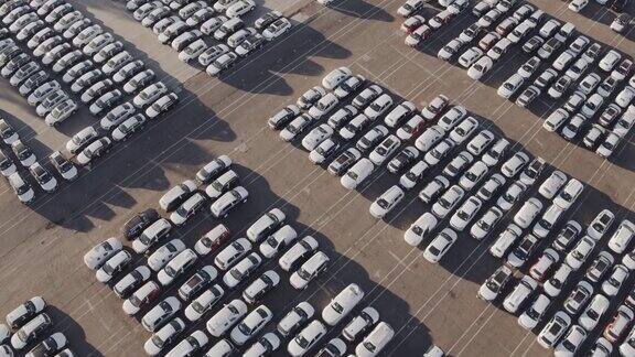 鸟瞰图上方的汽车存储停车场的新和未售出的汽车