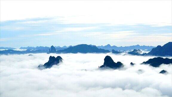 时光流逝日出薄雾和云景移动在山上