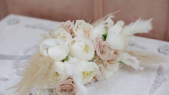床头柜上放着喜庆的鲜花拍摄鲜花