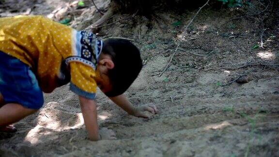 孩子们在泥土里玩耍