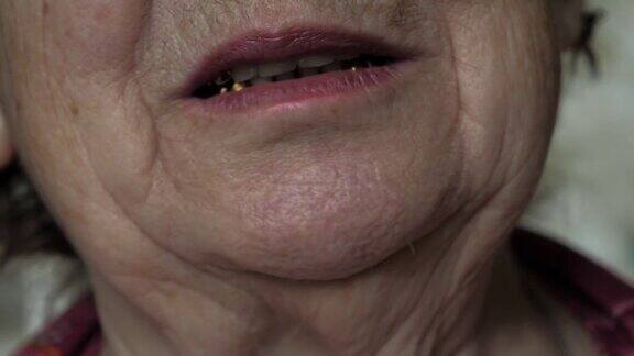 一个老妇人的嘴唇的特写她在说话