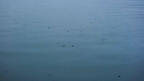 雨点落在湖面上
