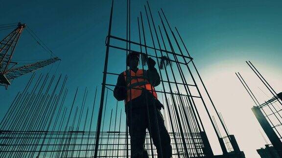 建筑工建筑工人在工地上施工