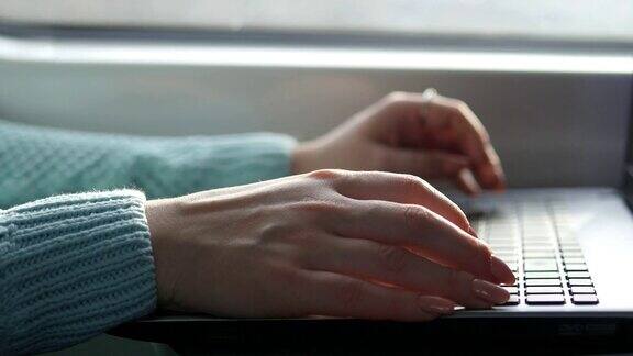 火车上女性的手在笔记本键盘上打字在火车上和朋友聊天的女人小女孩用笔记本手臂打印信息近距离