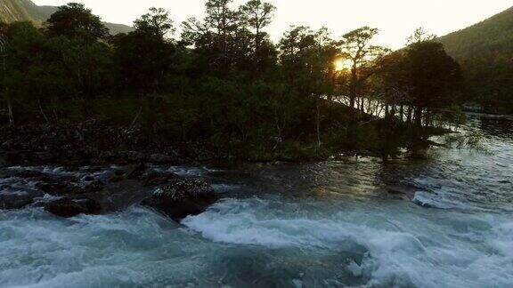 挪威Husedalen山谷河流鸟瞰图夏天的时间日落
