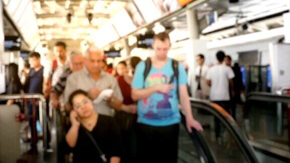 高清慢镜头:火车站站台上模糊的人群