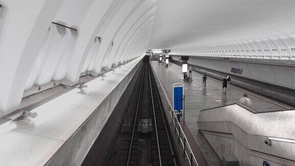 地铁列车到达俄罗斯地铁站和离开间隔拍摄乘客在地下等待列车的到达和登机人们要去工作在公共交通