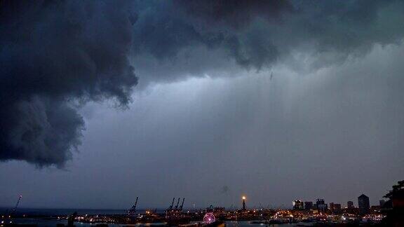 意大利热那亚的雷雨云和闪电在夜晚的城市下闪光