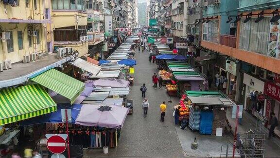 时间:成群的人参观香港孟角区当地的额外市场