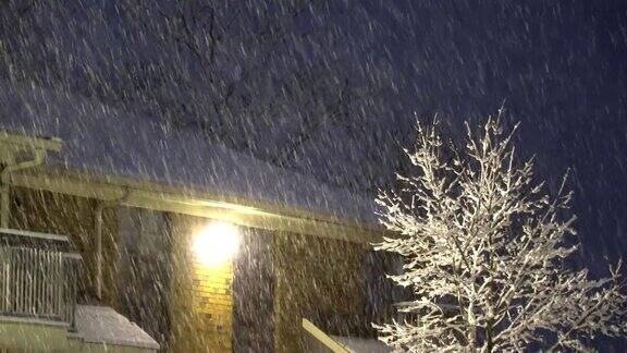 下雪的夜晚街上挂着灯笼