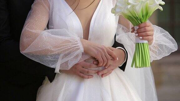 幸福的新娘和新郎穿着婚纱准备婚礼浪漫的情侣