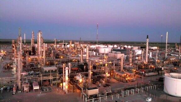 新墨西哥州西南部卡尔斯巴德附近一家炼油厂的日落无人机视频剪辑