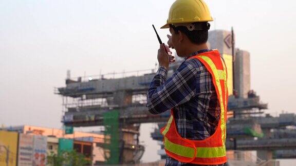 建筑工程师在建筑工地使用对讲机