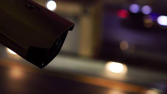 夜间在高速公路上运行的闭路电视监控摄像头