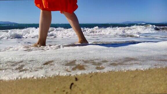 海边漫步的女人