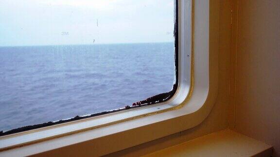 透过移动的船的窗户看到大海