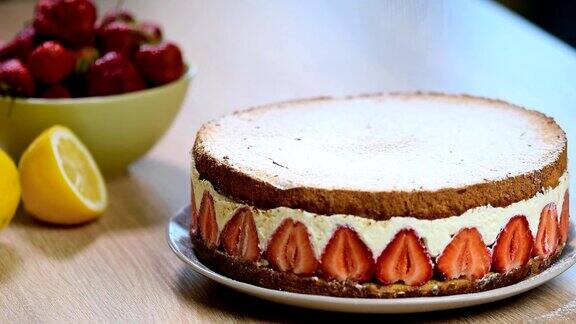 草莓蛋糕上撒糖粉