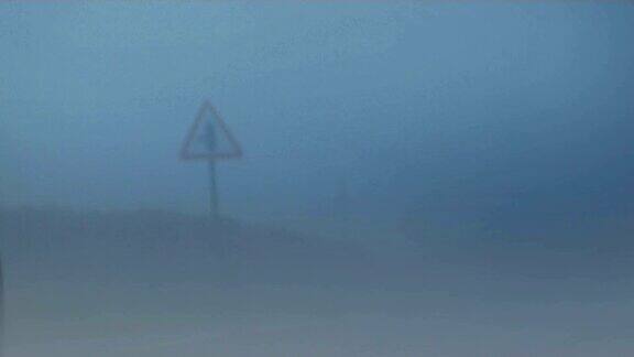 在浓雾中通过的汽车