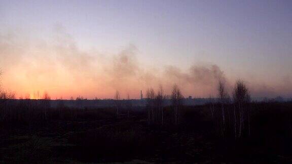 红日在烟雾日落的背景下城市发生森林火灾和干草复制空间破坏