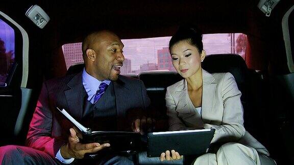 男性女性商务人士驾驶豪华轿车