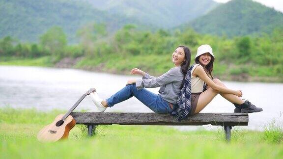 4K迷人的亚洲女性朋友一起在暑假露营