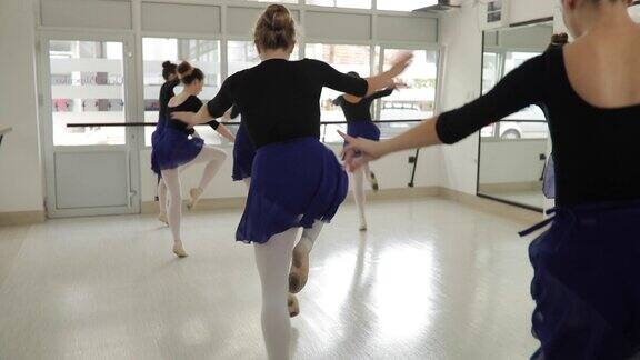 芭蕾舞者一起在工作室