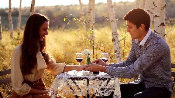 浪漫的野餐情侣求婚吻